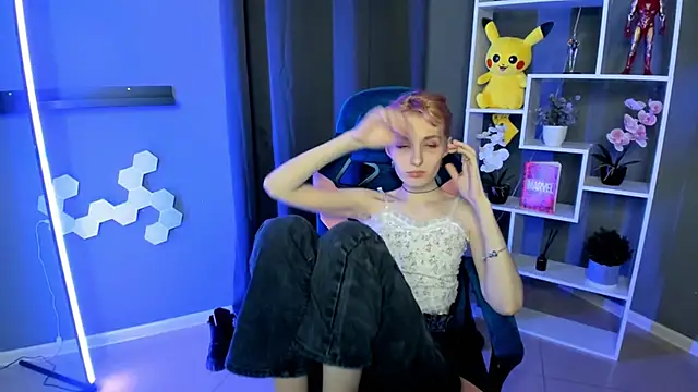 AlmeWood online show from December 21, 2024, 6:23 pm