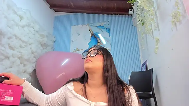 Danniela18  online show from May 20, 2026, 12:22 pm