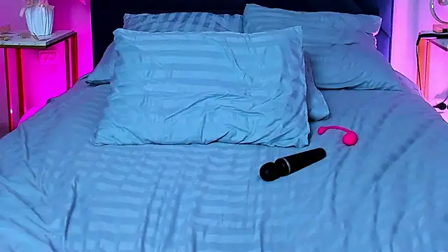 Curvy Dynamite  online show from March 10, 2025, 7:32 am