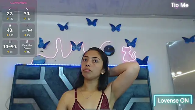 Snapshot of Roxan_Fox- chatting on September 19, 2025, 1:40 am Roxan Fox- online show from September 19, 2025, 1:40 am