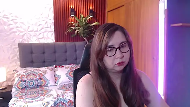 chloe prg online show from February 17, 2025, 3:53 pm