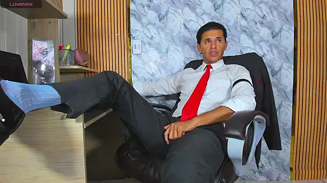 Hideintheoffice online show from June 25, 2026, 3:39 am