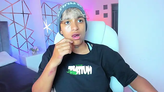 Snapshot of Dominick_jones chatting on January 8, 2025, 1:11 am Dominick jones online show from January 8, 2025, 1:11 am