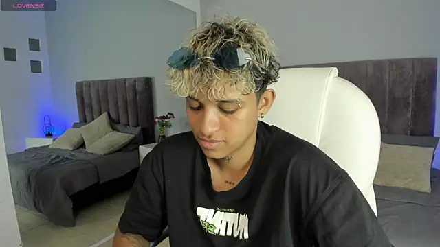 Snapshot of Dominick_jones chatting on January 20, 2025, 11:10 pm Dominick jones online show from January 20, 2025, 11:10 pm