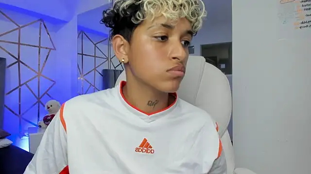 Snapshot of Dominick_jones chatting on February 4, 2025, 1:56 am Dominick jones online show from February 4, 2025, 1:56 am