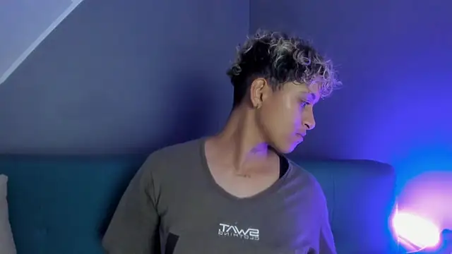 Snapshot of Dominick_jones chatting on February 28, 2025, 10:50 pm Dominick jones online show from February 28, 2025, 10:50 pm