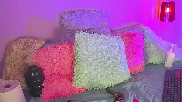 Snapshot of Little_lili19 chatting on February 20, 2026, 9:37 pm Little lili19 online show from February 20, 2026, 9:37 pm