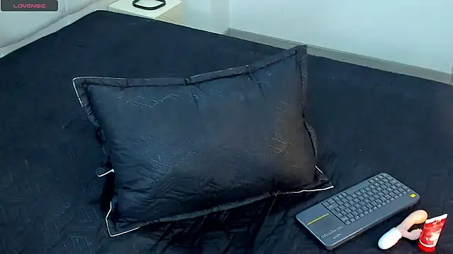 AbrilSonne online show from January 8, 2025, 10:58 pm