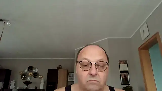 Snapshot of pumel60 chatting on December 23, 2024, 11:36 am pumel60 online show from December 23, 2024, 11:36 am