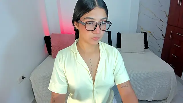 martina roldam online show from June 11, 2026, 4:21 am