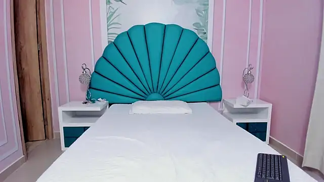 Daphne Fox  online show from January 5, 2025, 2:30 pm