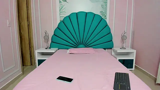 Daphne Fox  online show from January 13, 2025, 11:19 am