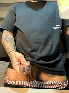 Snapshot of El_Titan1998 chatting on September 15, 2025, 11:27 pm El Titan1998 online show from September 15, 2025, 11:27 pm