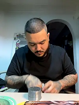 Snapshot of El_Titan1998 chatting on September 30, 2025, 10:59 pm El Titan1998 online show from September 30, 2025, 10:59 pm