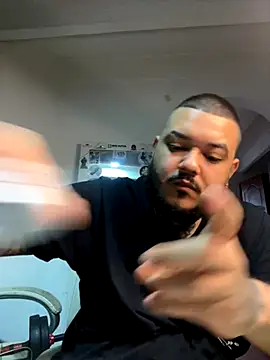 Snapshot of El_Titan1998 chatting on October 15, 2025, 9:26 pm El Titan1998 online show from October 15, 2025, 9:26 pm