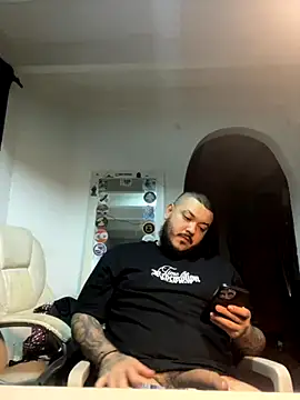 Snapshot of El_Titan1998 chatting on October 26, 2025, 12:05 am El Titan1998 online show from October 26, 2025, 12:05 am