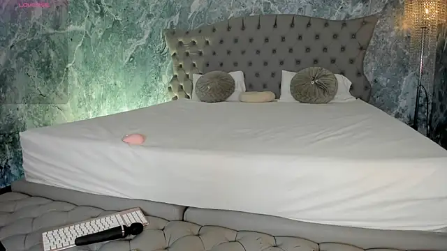 LucyLovelyy online show from September 20, 2025, 7:04 pm