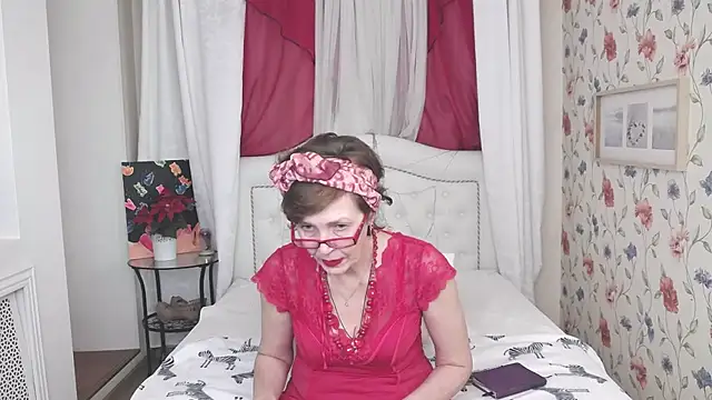 Snapshot of SilviaHart chatting on September 30, 2025, 12:43 pm SilviaHart online show from September 30, 2025, 12:43 pm