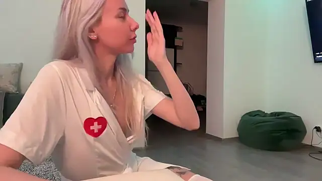 yunasuka online show from February 6, 2025, 1:49 am