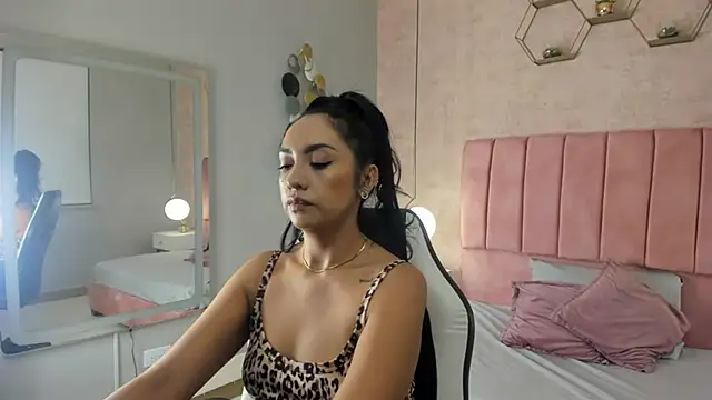 MAGIC AURORAA online show from March 4, 2025, 12:22 pm