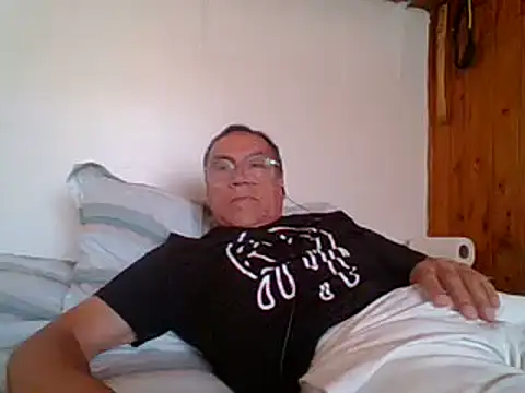 santiagon2015 online show from January 10, 2025, 7:32 pm