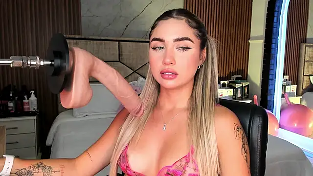 EmiilyHendriixx online show from September 22, 2025, 8:33 pm