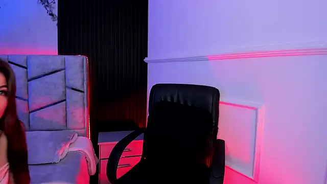 daniiphoeniixx online show from October 28, 2025, 7:27 pm