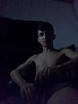 gabrielzinnnn085 online show from May 11, 2026, 9:45 pm