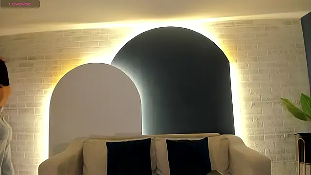 NiaSalvatore online show from September 20, 2025, 3:57 pm