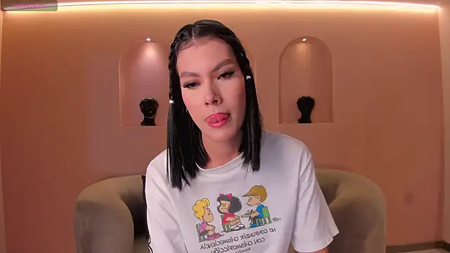 NiaSalvatore online show from September 24, 2025, 6:22 pm