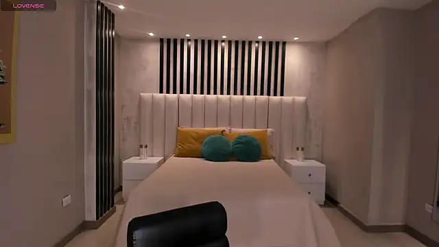 NiaSalvatore online show from October 4, 2025, 5:55 pm