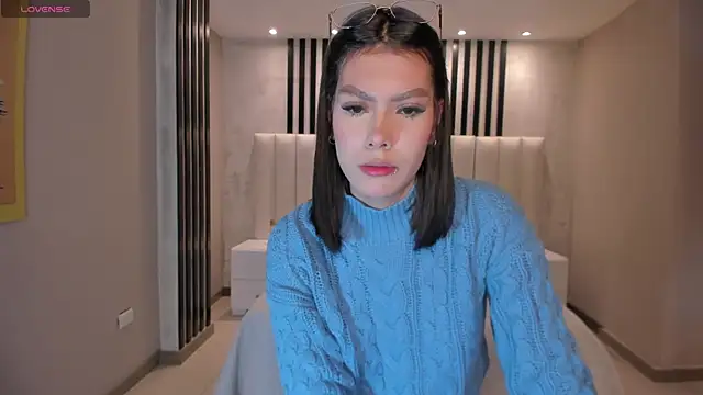 NiaSalvatore online show from October 13, 2025, 11:10 am