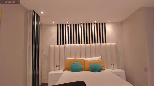 NiaSalvatore online show from December 1, 2025, 6:46 pm