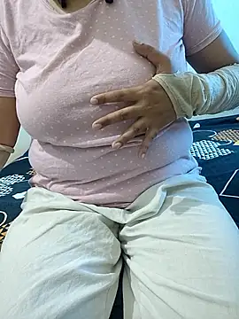 Snapshot of mallupriyapriya chatting on February 4, 2026, 5:13 am mallupriyapriya online show from February 4, 2026, 5:13 am