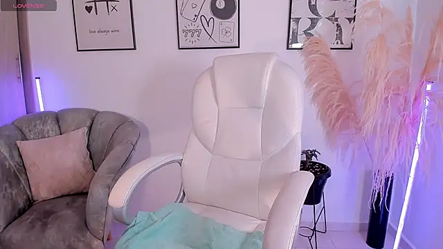 NiiaEvanss online show from November 22, 2025, 1:43 pm