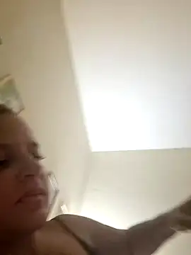 AliceRuivinha2 online show from October 24, 2025, 10:33 am