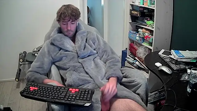 onesieboyx online show from December 5, 2025, 12:25 pm