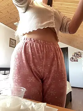 mewKate online show from March 21, 2025, 3:35 pm