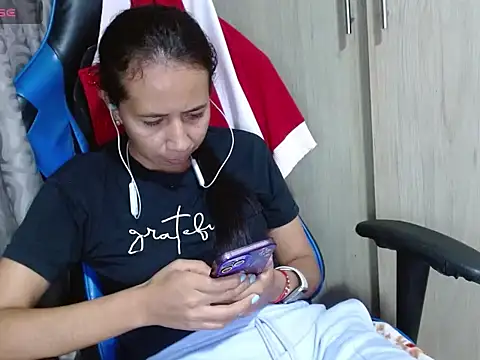 Danielagomez33 online show from April 16, 2026, 12:22 am