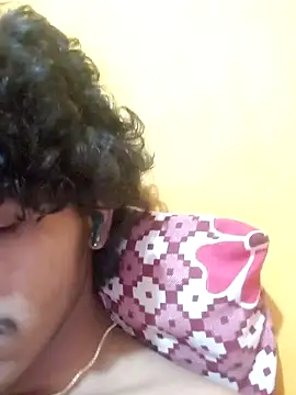 Snapshot of CosmicEmuu chatting on February 3, 2025, 6:17 pm CosmicEmuu online show from February 3, 2025, 6:17 pm