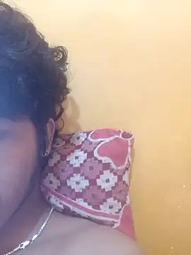 Snapshot of CosmicEmuu chatting on October 6, 2025, 6:33 am CosmicEmuu online show from October 6, 2025, 6:33 am