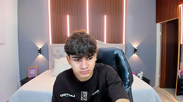 Tommy18   online show from October 23, 2025, 3:17 am