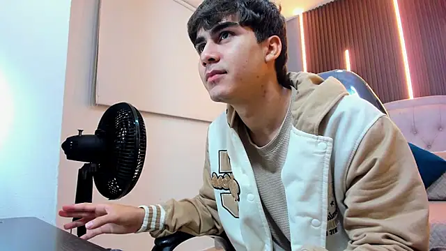 Tommy18   online show from December 2, 2025, 3:45 am