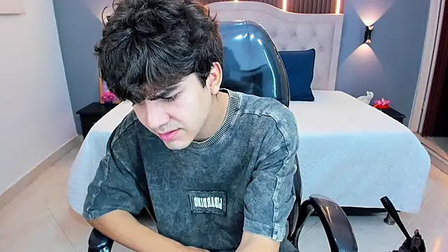 Tommy18   online show from April 10, 2026, 3:23 am