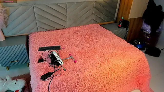 chelsea bolton  online show from December 17, 2025, 12:11 pm