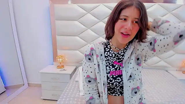 Snapshot of MiaQueen021 chatting on January 22, 2025, 12:27 pm MiaQueen021 online show from January 22, 2025, 12:27 pm