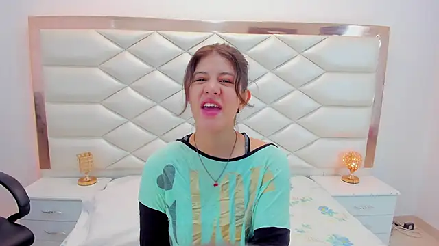 Snapshot of MiaQueen021 chatting on January 27, 2025, 12:16 pm MiaQueen021 online show from January 27, 2025, 12:16 pm