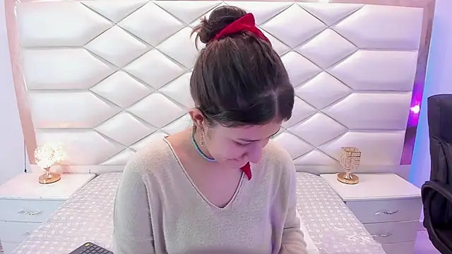 Snapshot of MiaQueen021 chatting on February 5, 2025, 12:27 pm MiaQueen021 online show from February 5, 2025, 12:27 pm