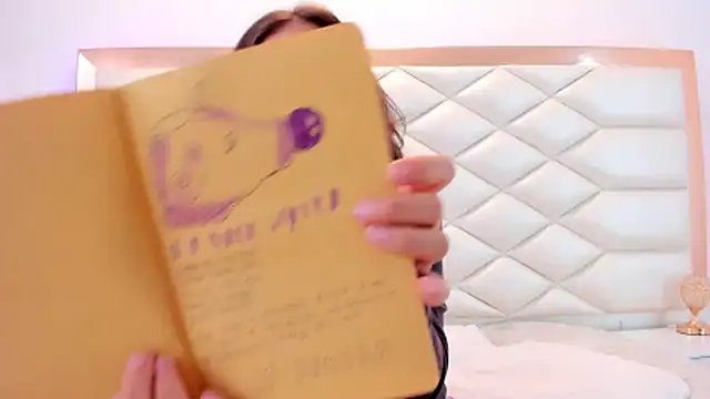 Snapshot of MiaQueen021 chatting on February 19, 2025, 6:54 pm MiaQueen021 online show from February 19, 2025, 6:54 pm