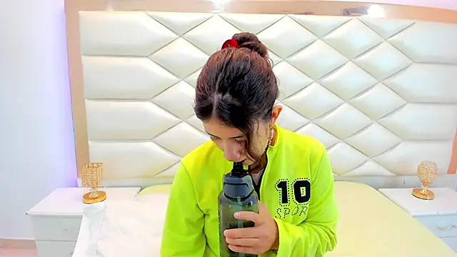 Snapshot of MiaQueen021 chatting on February 21, 2025, 12:28 pm MiaQueen021 online show from February 21, 2025, 12:28 pm